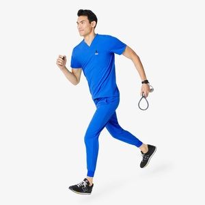 This Kit includes Leon™ Three-Pocket Scrub Top, and Tansen™ Jogger Scrub Pants.